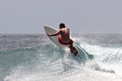 Luis Lacalle Pou habló sobre su pasión por el surf en una entrevista con Alfredo Leuco: "Es casi una forma de vida, una forma de entender la interacción del individuo con la naturaleza" (Duke)